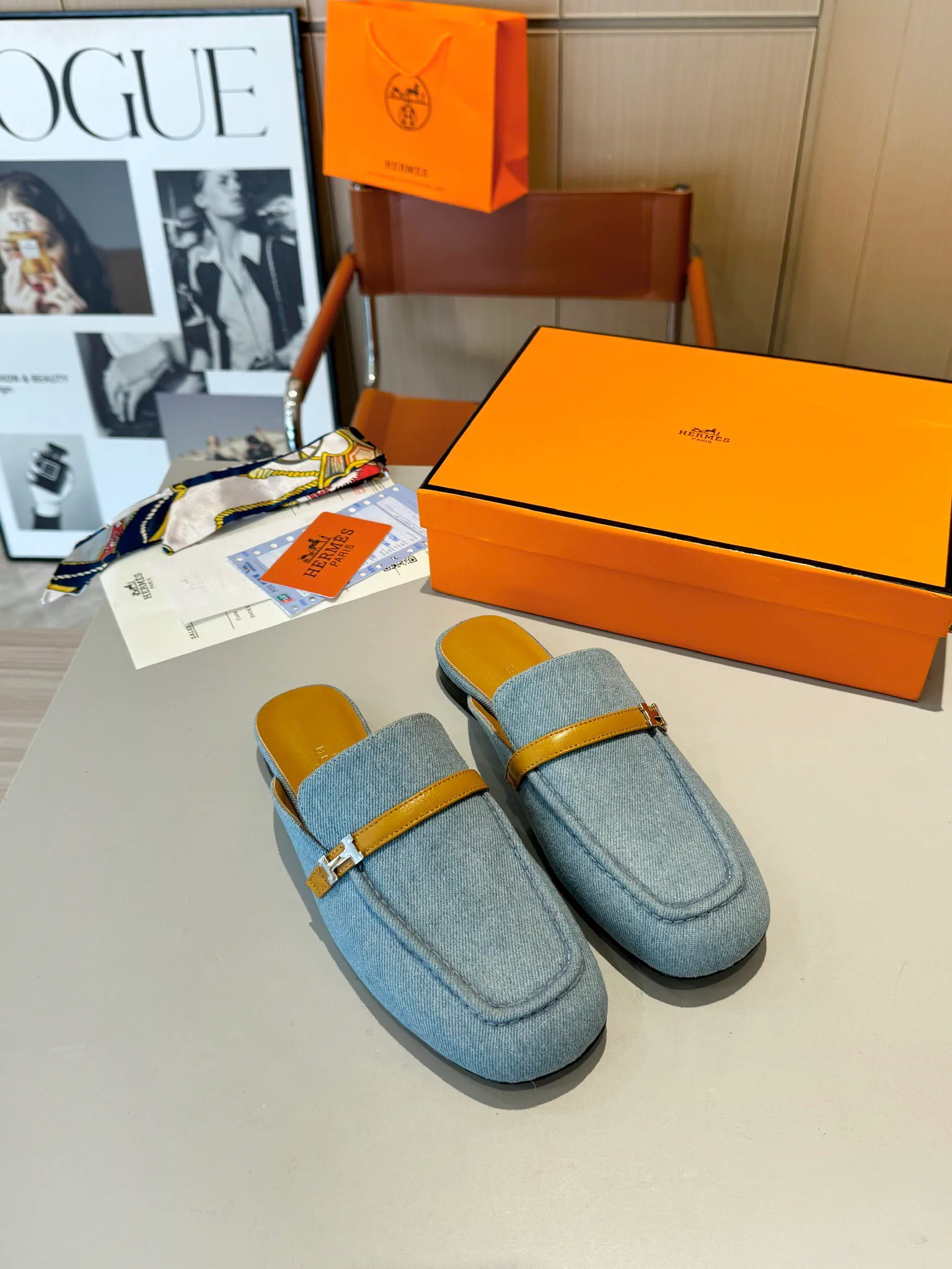 👟👟Ex-factory price 520👟👟 Hermes Groupie square-toe H-buckle mules, half-drag high heels and flat heels; the foot feel at the counter is invincible, groupie Mule shoes are made of h-buckle canvas and calfskin with mini silver Paris shoe buckles and contrasting piping. They are super beautiful in real life. Upper: imported original calfskin/original molded fabric. Lining: sheepskin. Outsole: Italian genuine leather outsole. Original packaging. Heel height: 5cm and 2 types of flat heel. Size: 35-41 (customized in size 42). Color: 6 colors.